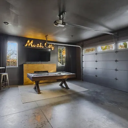 Near Vanderbilt And Belmont With Garage, Pool Table