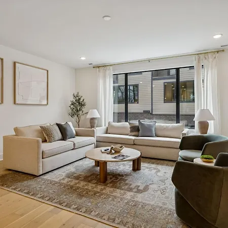 Holiday home Chic Nash Townhouse Rooftop Patio And Views