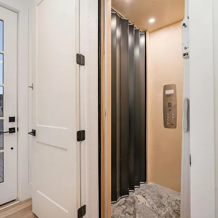 Elevator With Rooftop Hot Tub & Spacious Yard Holiday home