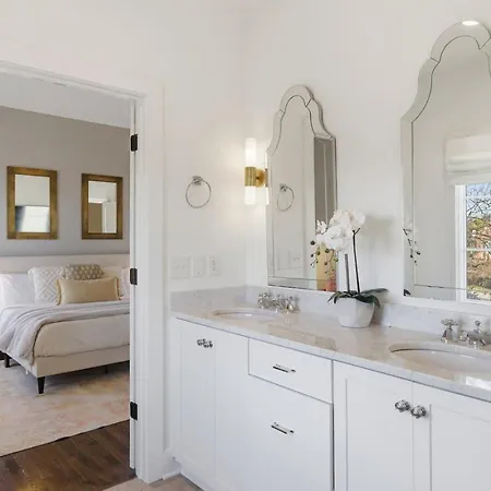Near Vanderbilt And Belmont With Garage, Pool Table Holiday home