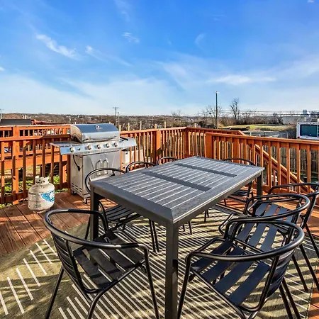 Game Balcony Backyard Near Downtown Nash *
