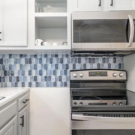 Chroma - 2 Units - Mins To Broadway & Germantown