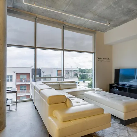 Floor Living 1br 30 Day Min With Rooftop Deck Holiday home Nashville