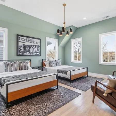 Modern House By Downtown With Garage And Fenced-in Yard Holiday home *