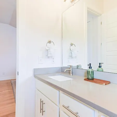 Holiday home Modern Retreat 4 Bedroom 3 5 Ba Walk To East Nash Gems Nashville