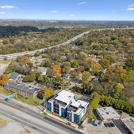 Whiskey Bent In East Nash, 13 Min To Broadway, Great For Groups! Free Parking, Gym, Rooftop Holiday home *