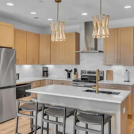 Stylish 5br Retreat W Rooftop Hot Tub