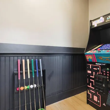 View With Hottub Rooftop Arcade Game And Parking *