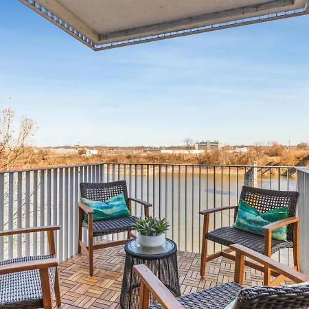 Riverfront Walk To Downtown With Garage Parking Holiday home