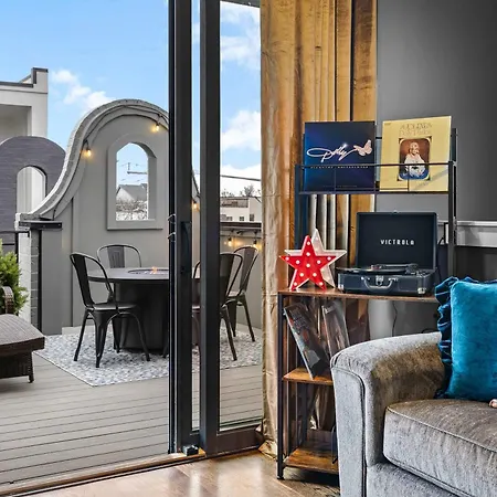 2 Side By Side Units Roof Decks Karaoke Murals Holiday home Nashville