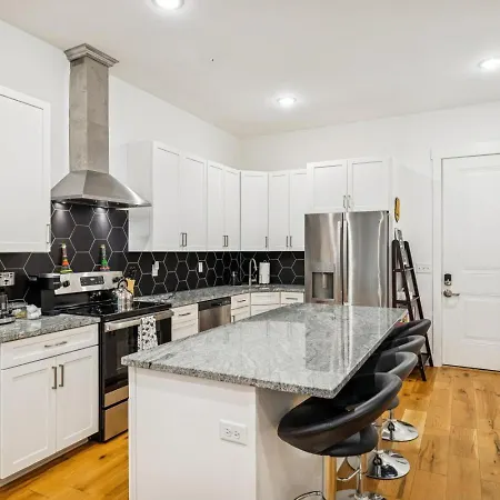 Scene In Chic East Nash 12 Min To Broadway Holiday home *