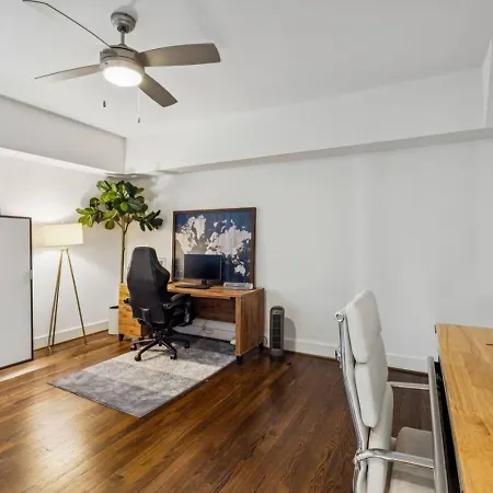 Walk To 12 South And Restaurants With Garage And Golf Simulator Holiday home Nashville