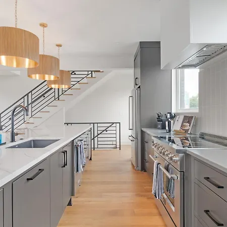 The Elmwood & Ashford - 8br Weho Rooftops Holiday home