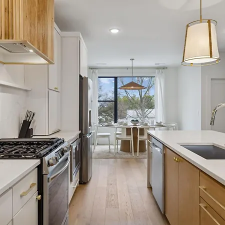 Holiday home Chic Nash Townhouse Rooftop Patio And Views *