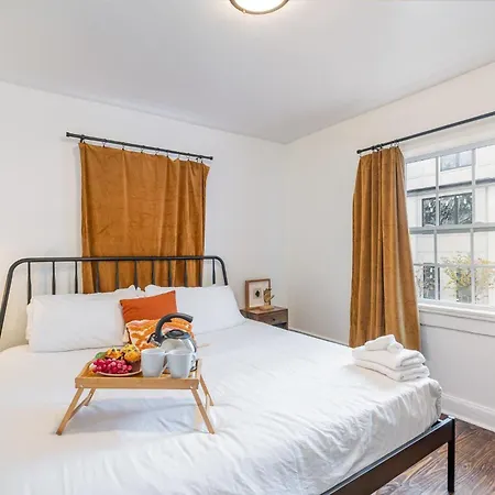Holiday home - 2 Units - Minutes To Broadway & Germantown *