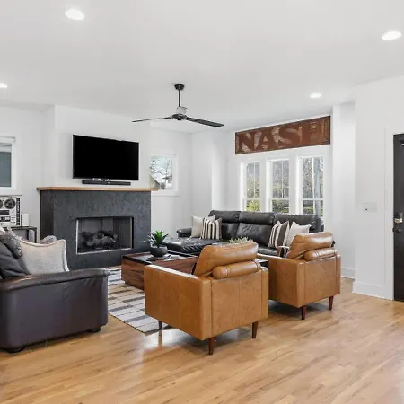 Modern House By Downtown With Garage And Fenced-in Yard Holiday home