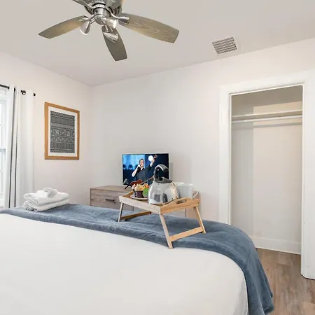 Holiday home Chroma - 2 Units - Mins To Broadway & Germantown