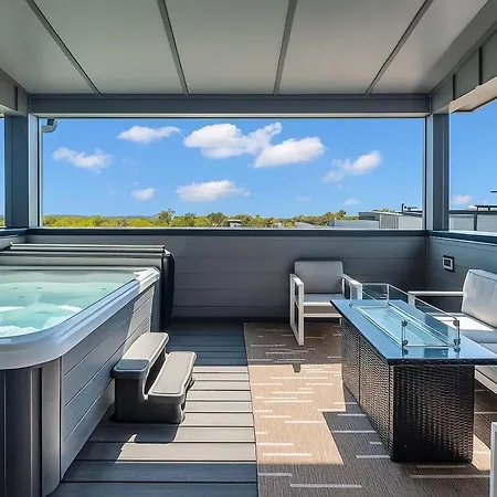 Holiday home Stylish 5br Retreat W Rooftop Hot Tub *