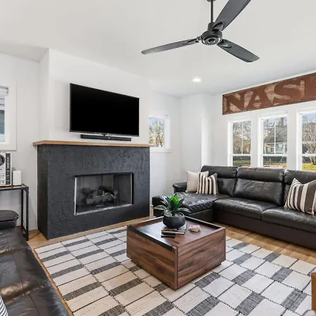 Modern House By Downtown With Garage And Fenced-in Yard *