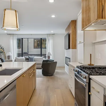 Chic Nash Townhouse Rooftop Patio And Views Holiday home *