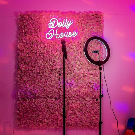 Hottub/karaoke-10m Dt-beg Your Parton? Dolly's Hm Nashville