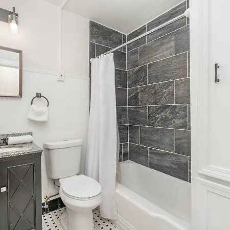 Chroma - 2 Units - Mins To Broadway & Germantown *