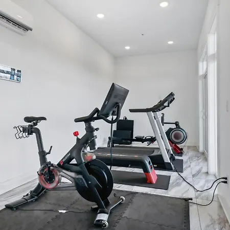 Whiskey Bent In East Nash, 13 Min To Broadway, Great For Groups! Free Parking, Gym, Rooftop Holiday home
