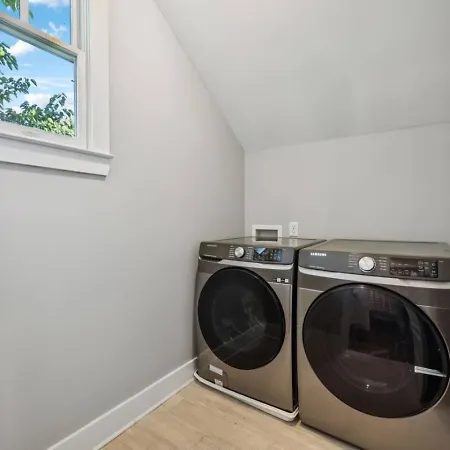 Walk To 12 South And Restaurants With Garage And Golf Simulator * Nashville