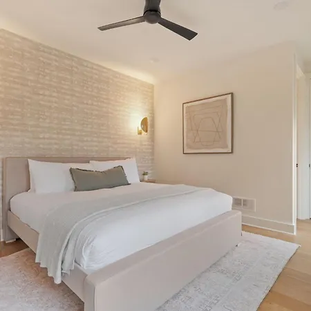 The Elmwood & Ashford - 8br Weho Rooftops Holiday home *