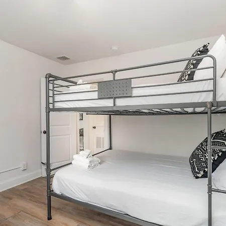 Holiday home Chroma - 2 Units - Mins To Broadway & Germantown