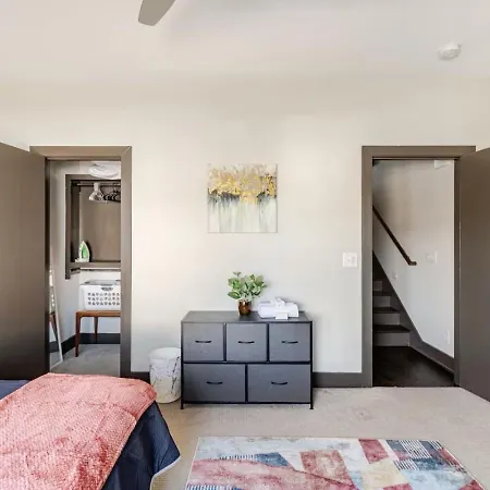 Music Trades Corporate Housing Welcome 3 Bed Holiday home