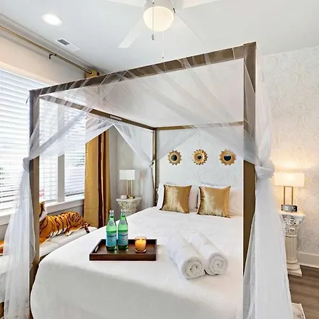 Private With Rooftop Game Near Downtown *