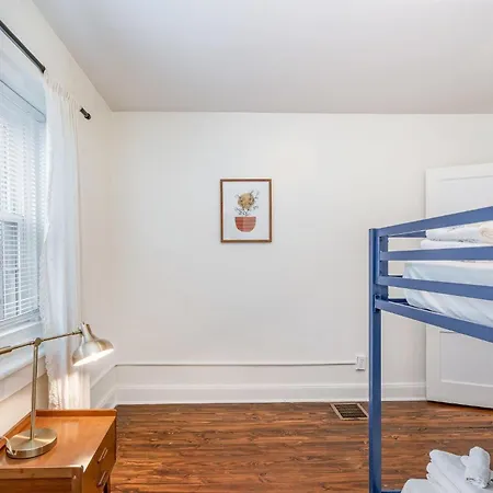 - 2 Units - Minutes To Broadway & Germantown Holiday home *