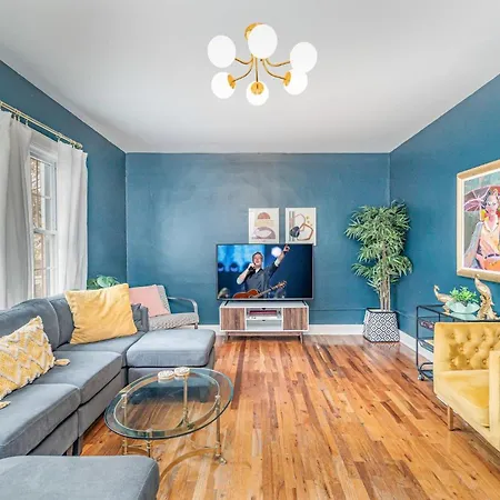 - 2 Units - Minutes To Broadway & Germantown Holiday home *