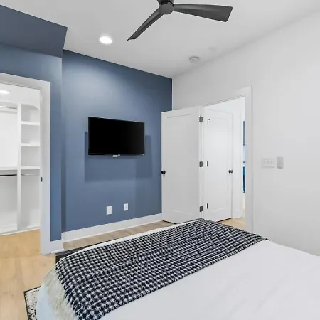 Modern House By Downtown With Garage And Fenced-in Yard Holiday home *