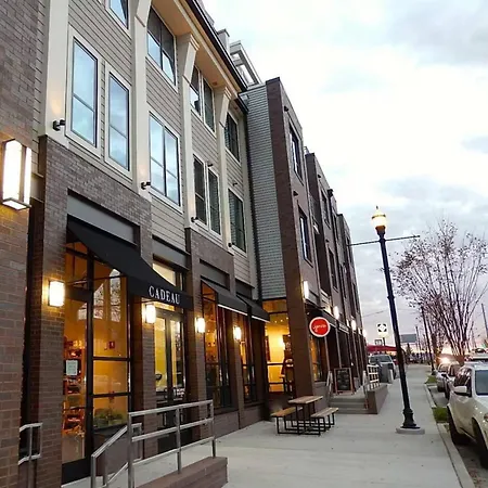 Walk To 12 South And Restaurants With Garage And Golf Simulator Nashville