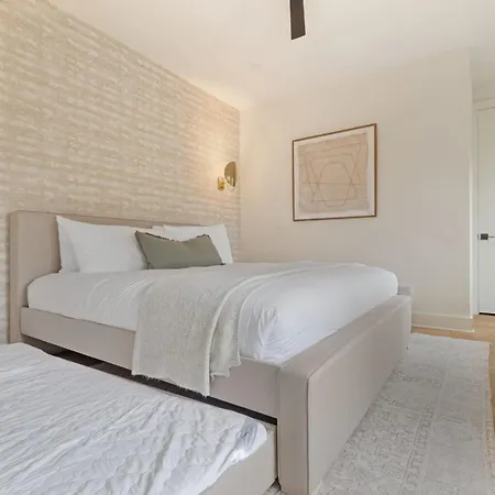 The Elmwood & Ashford - 8br Weho Rooftops Holiday home *
