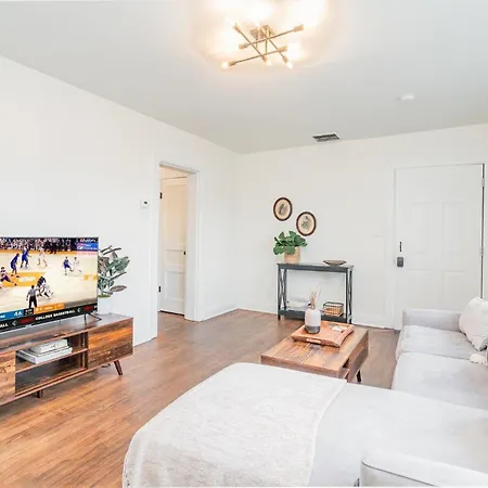 Chroma - 2 Units - Mins To Broadway & Germantown *