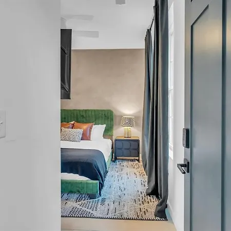 Holiday home Stylish 5br Retreat W Rooftop Hot Tub