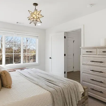 Holiday home Near Vanderbilt And Belmont With Garage, Pool Table *