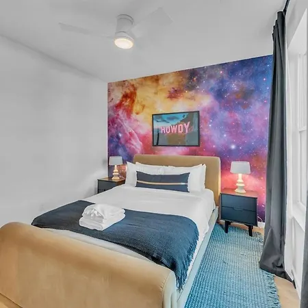 Stylish 5br Retreat W Rooftop Hot Tub *