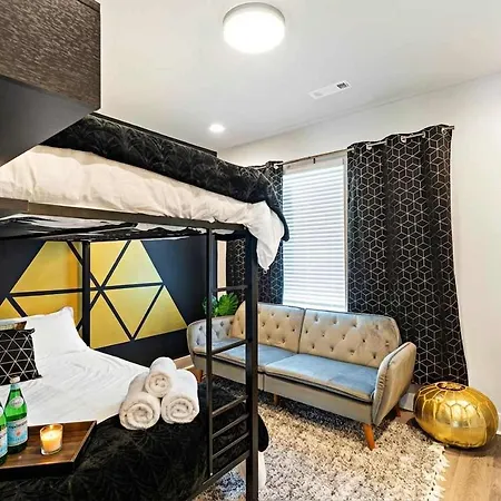 Private With Rooftop Game Near Downtown Holiday home