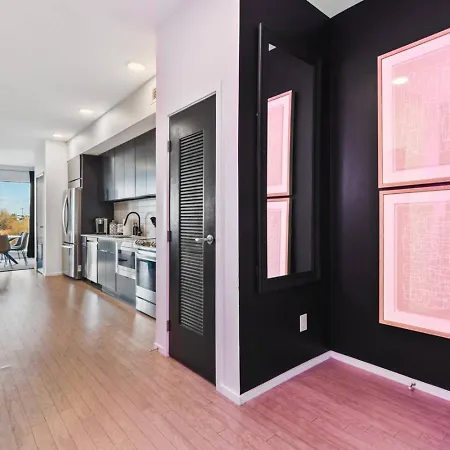 Riverfront Walk To Downtown With Garage Parking Holiday home