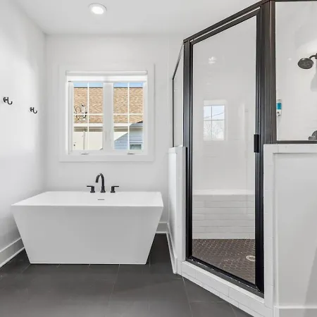 Modern House By Downtown With Garage And Fenced-in Yard Nashville