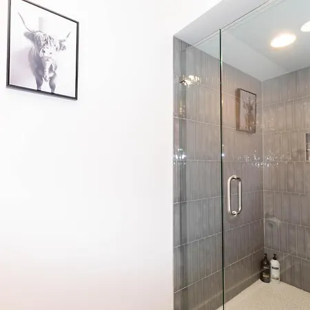 Modern Retreat 4 Bedroom 3 5 Ba Walk To East Nash Gems Holiday home *