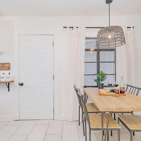 Chroma - 2 Units - Mins To Broadway & Germantown