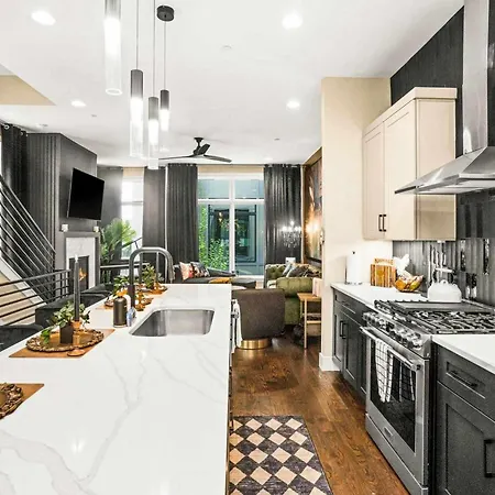 2 Homes! Broadway Views, Rooftops & Karaoke Holiday home *