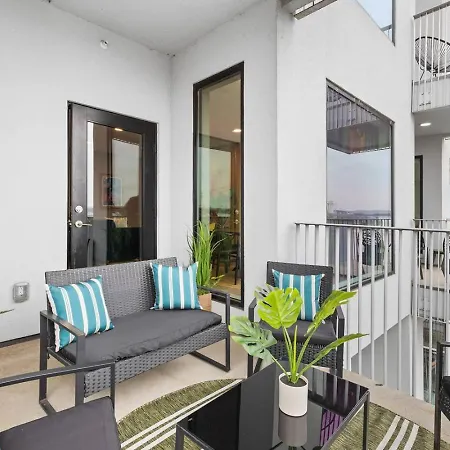 Riverfront Luxury - Walk To Downtown Broadway, Private Patio Holiday home