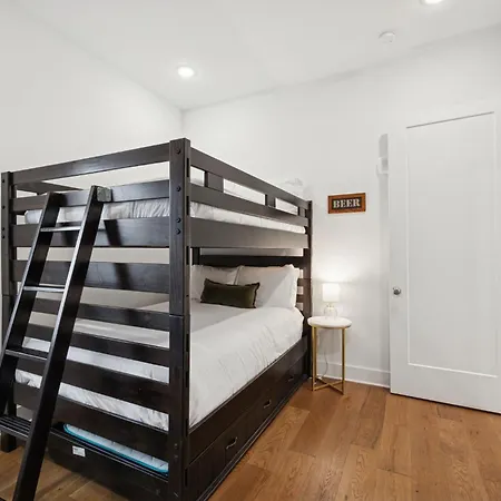 Holiday home Whiskey Bent In East Nash, 13 Min To Broadway, Great For Groups! Free Parking, Gym, Rooftop