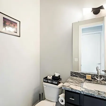 Private With Rooftop Game Near Downtown Holiday home Nashville